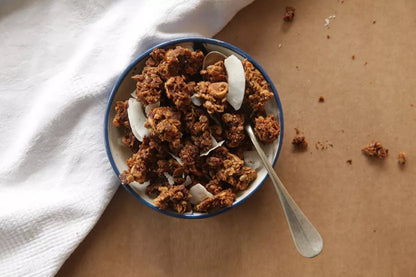 Kokosnuss-Granola und 70 % dunkle Schokoladenstückchen