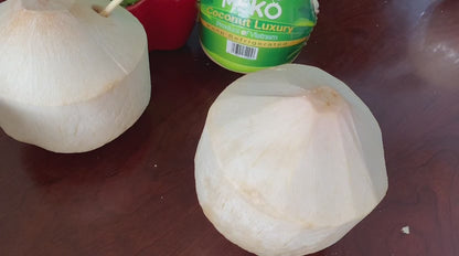 9 frische Trink - Kokosnüsse / 9 young fresh coconuts